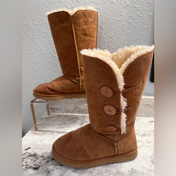 UGG BAILEY TRIPLE BOOTS, SIZE 7 - Picture 3 of 8